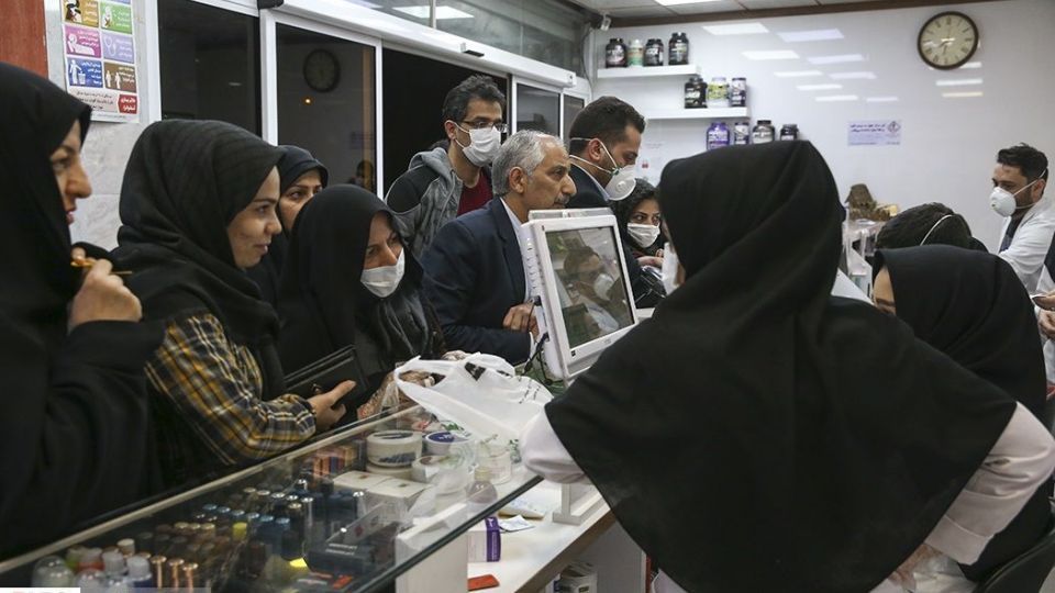 توزیع‌ ماسک در داروخانه های قم