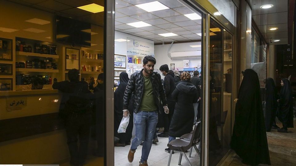 توزیع‌ ماسک در داروخانه های قم