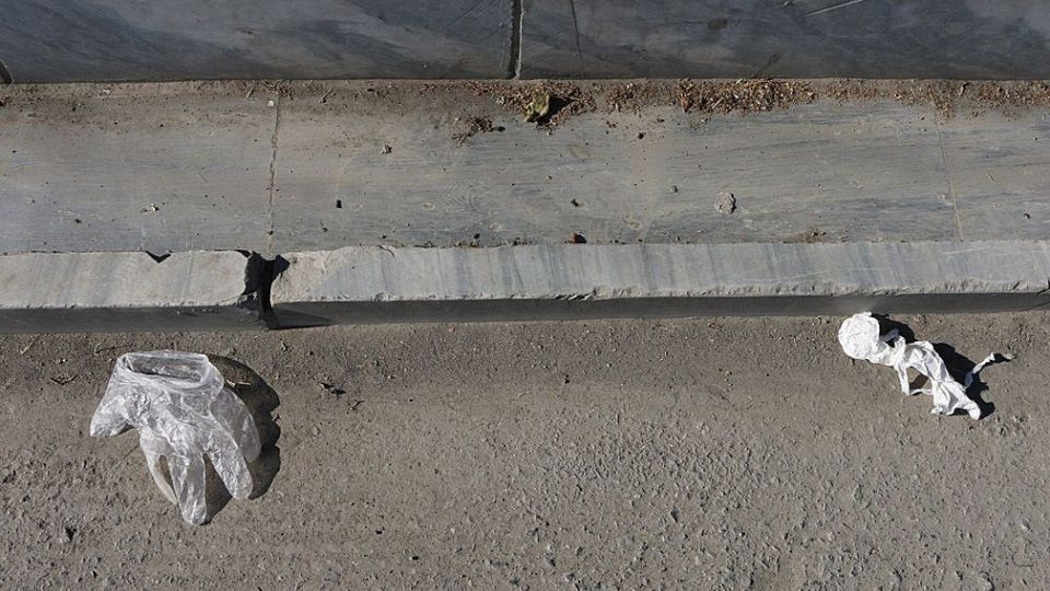 ماسک و دستکش‌های مصرف‌شده معضل این‌روزهای شهر