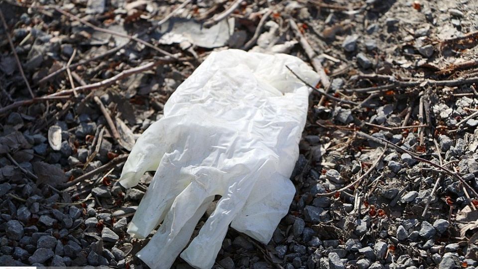 ماسک و دستکش‌های مصرف‌شده معضل این‌روزهای شهر