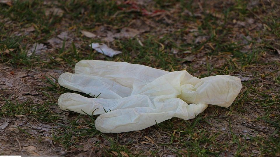 ماسک و دستکش‌های مصرف‌شده معضل این‌روزهای شهر