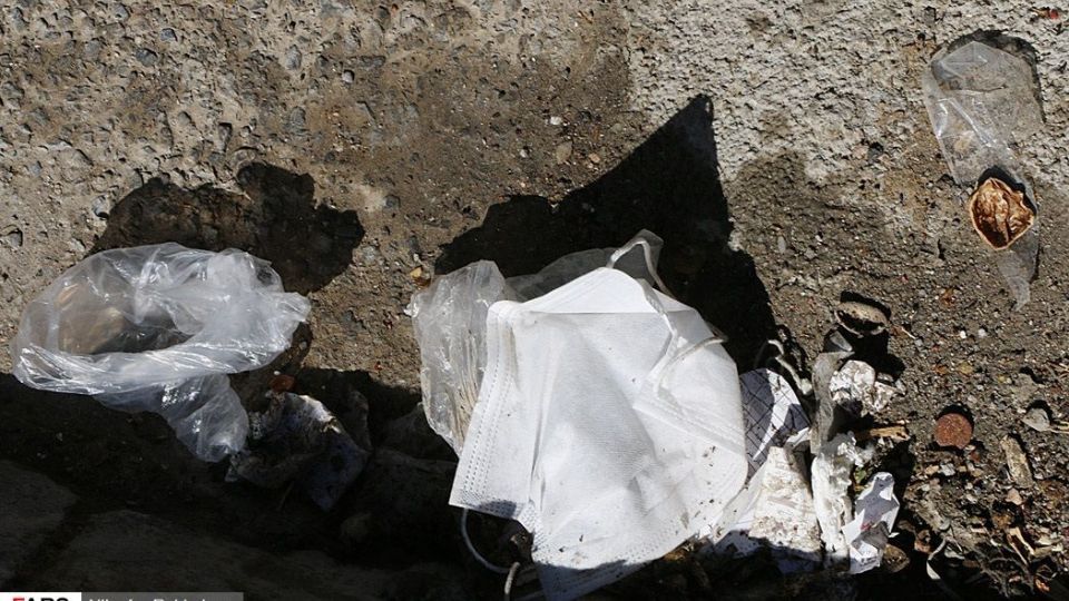 ماسک و دستکش‌های مصرف‌شده معضل این‌روزهای شهر