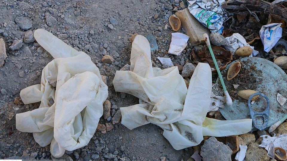 ماسک و دستکش‌های مصرف‌شده معضل این‌روزهای شهر