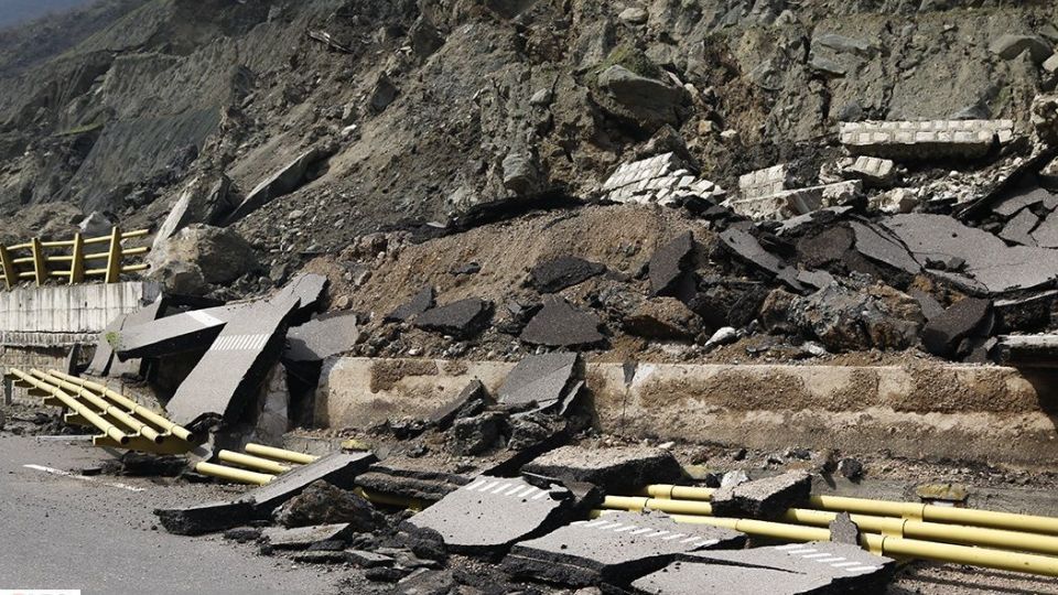 ریزش کوه در آزاد راه تهران - شمال