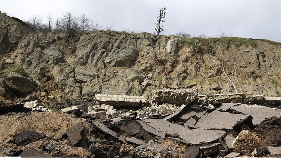 ریزش کوه در آزاد راه تهران - شمال