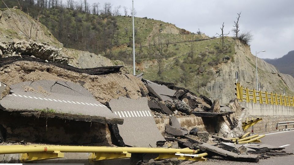 ریزش کوه در آزاد راه تهران - شمال