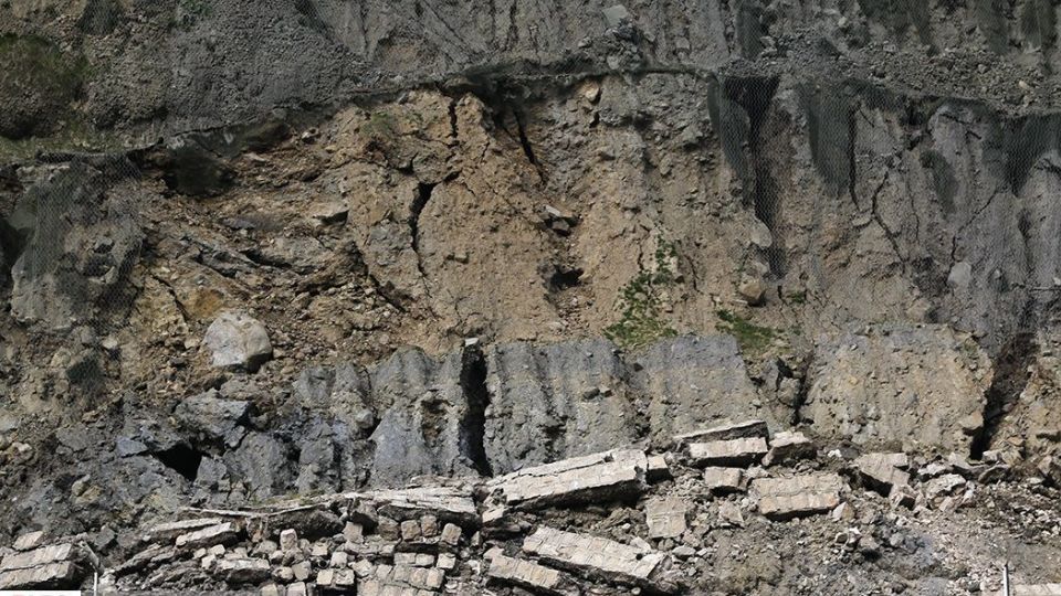 ریزش کوه در آزاد راه تهران - شمال