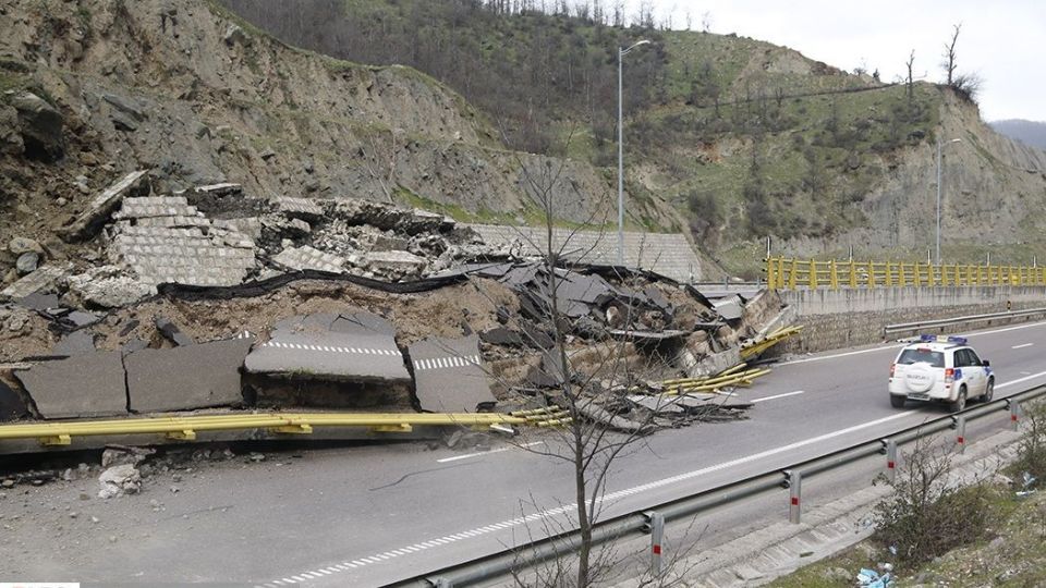 ریزش کوه در آزاد راه تهران - شمال