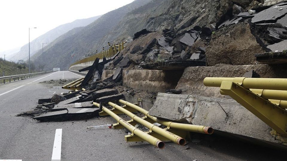 ریزش کوه در آزاد راه تهران - شمال