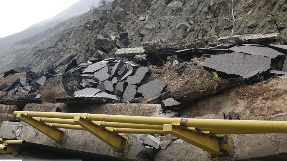 ریزش کوه در آزاد راه تهران - شمال