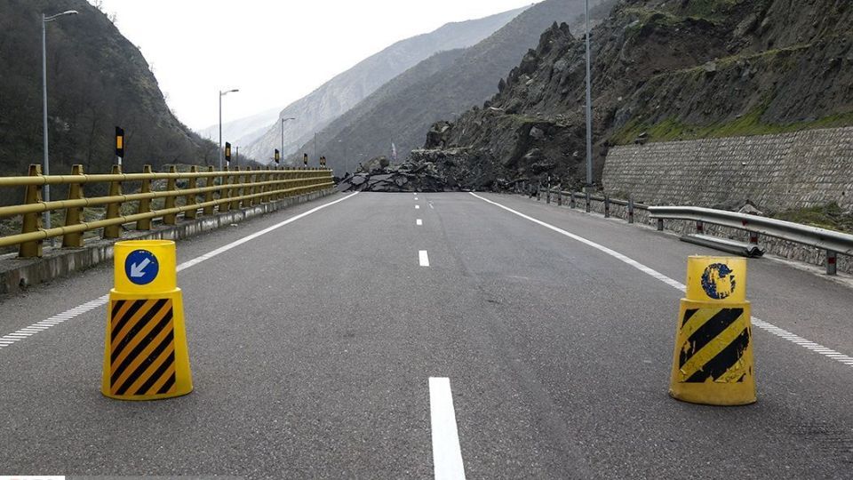 ریزش کوه در آزاد راه تهران - شمال