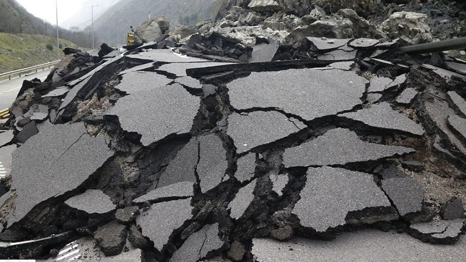 ریزش کوه در آزاد راه تهران - شمال