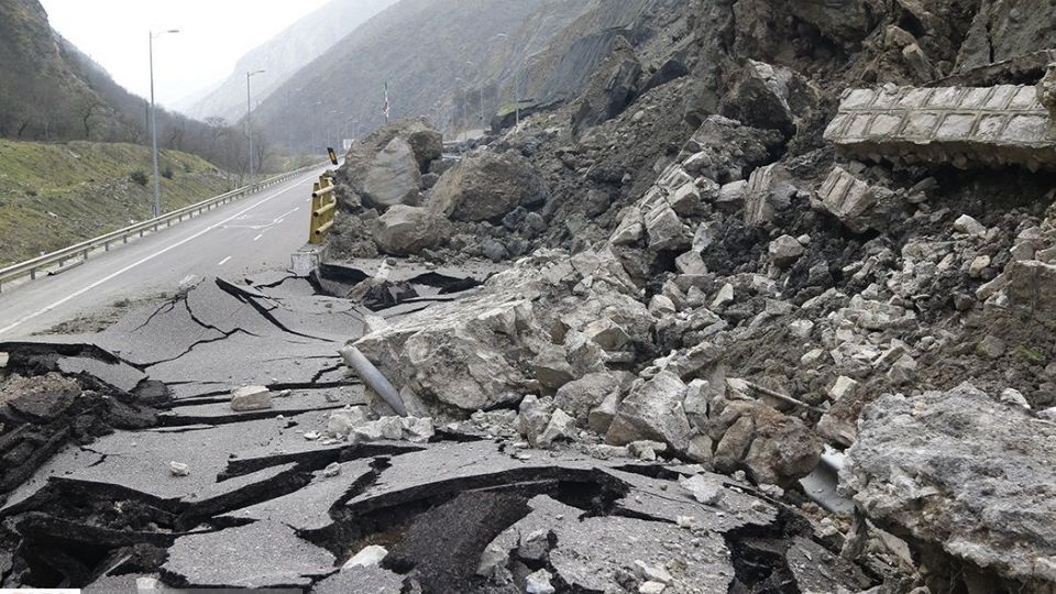 ریزش کوه در آزاد راه تهران - شمال