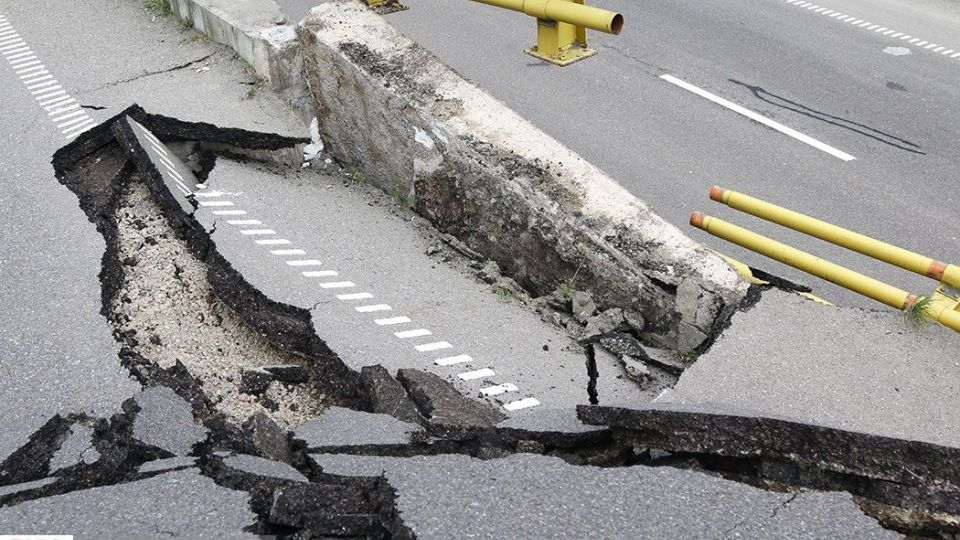 ریزش کوه در آزاد راه تهران - شمال