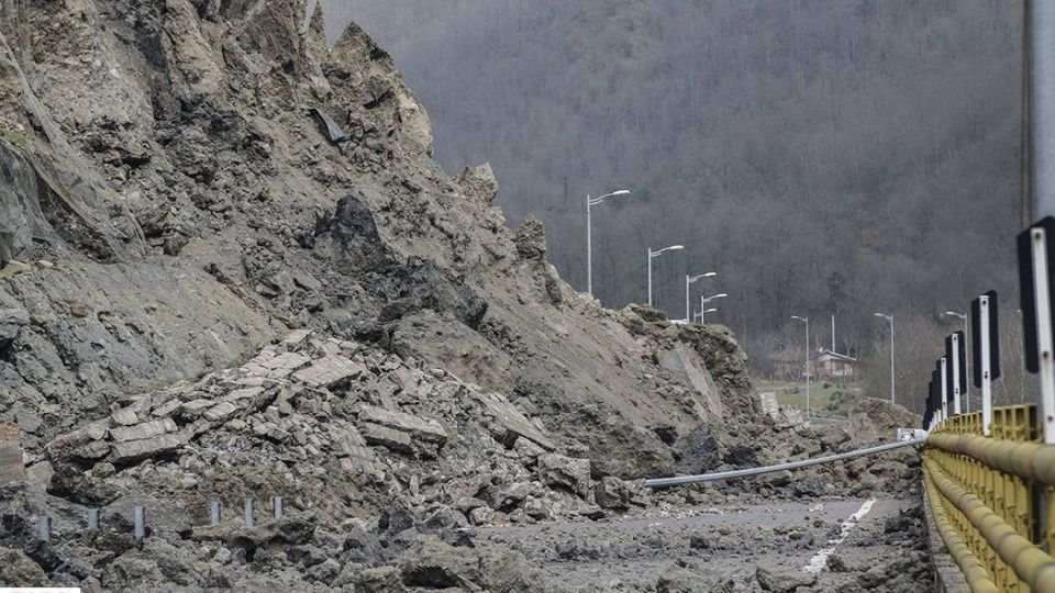 ریزش کوه در آزاد راه تهران - شمال