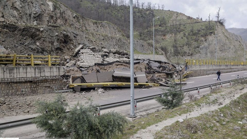 ریزش کوه در آزاد راه تهران - شمال