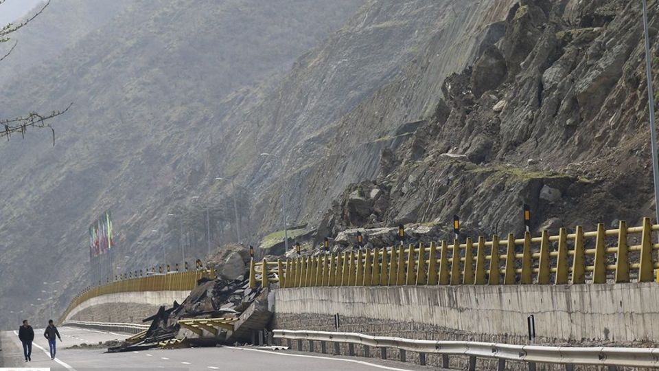 ریزش کوه در آزاد راه تهران - شمال