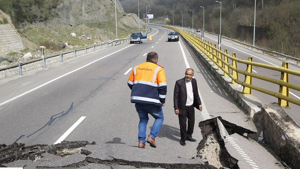 ریزش کوه در آزاد راه تهران - شمال