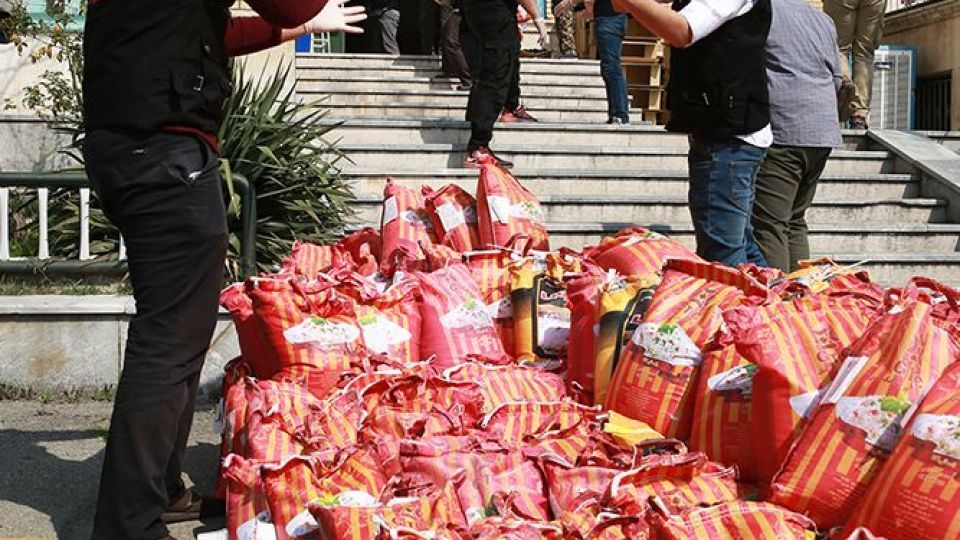 اهدای کمک های مردمی به نیازمندان