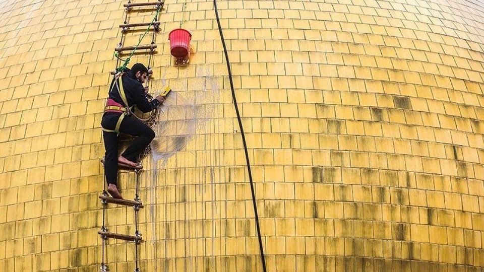  شستشوی گنبد حرم حضرت معصومه (س)