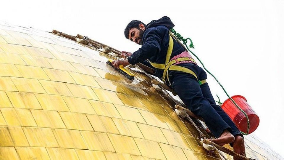  شستشوی گنبد حرم حضرت معصومه (س)