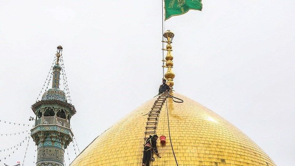  شستشوی گنبد حرم حضرت معصومه (س)