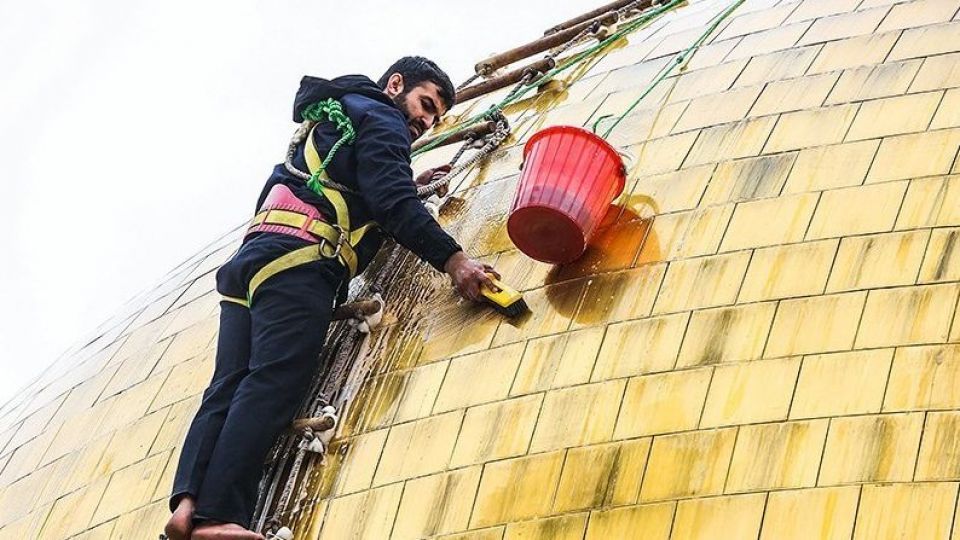  شستشوی گنبد حرم حضرت معصومه (س)