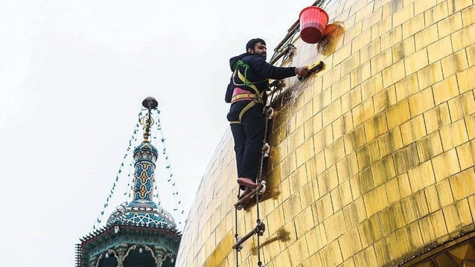  شستشوی گنبد حرم حضرت معصومه (س)