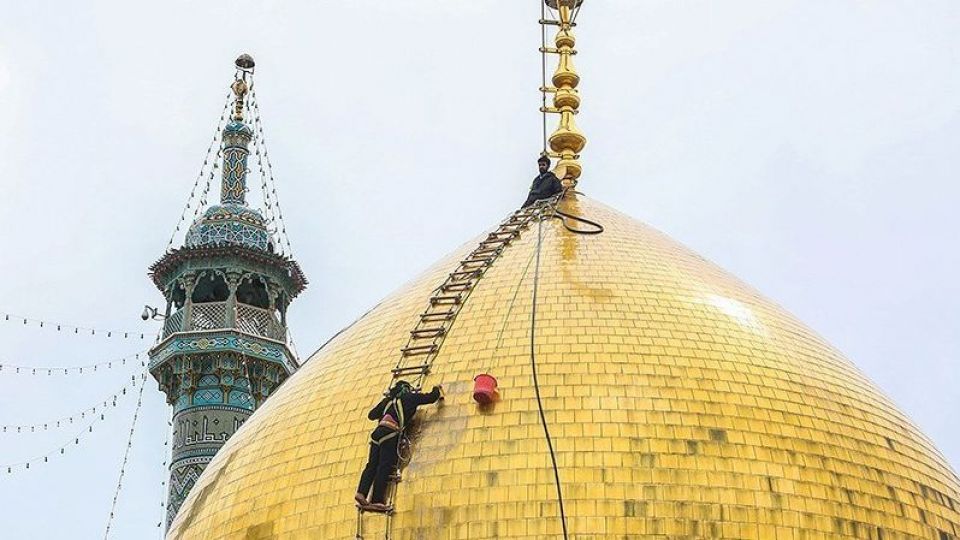  شستشوی گنبد حرم حضرت معصومه (س)