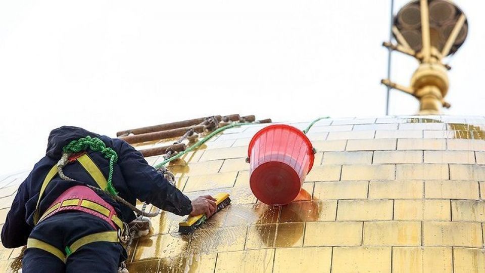  شستشوی گنبد حرم حضرت معصومه (س)