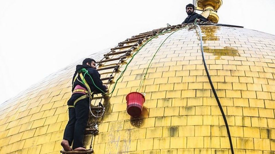  شستشوی گنبد حرم حضرت معصومه (س)