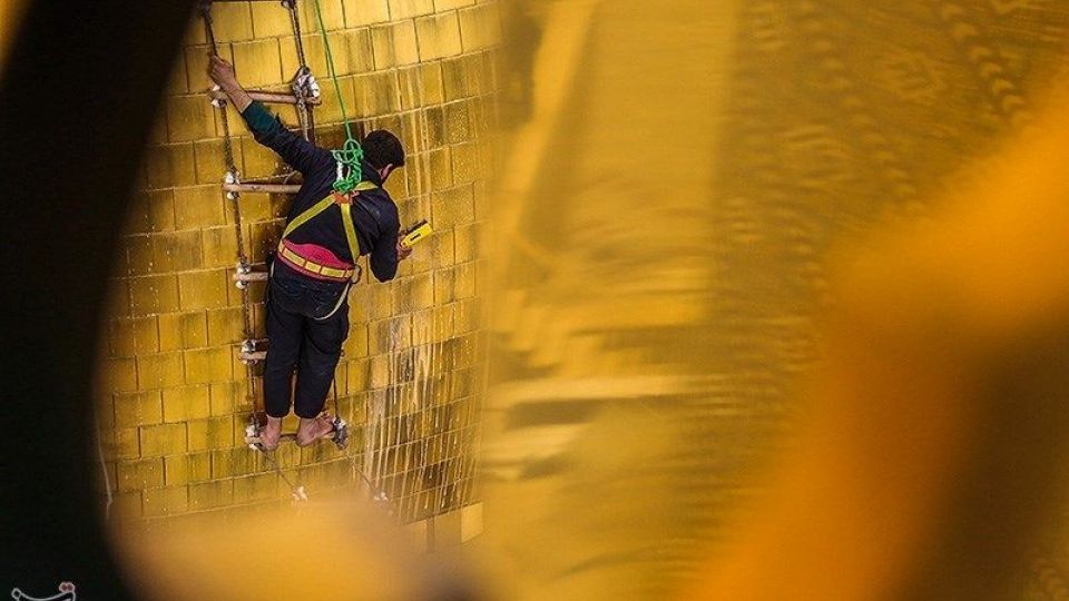  شستشوی گنبد حرم حضرت معصومه (س)