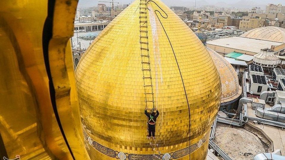  شستشوی گنبد حرم حضرت معصومه (س)