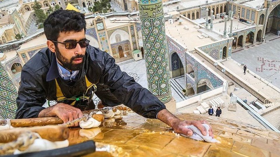  شستشوی گنبد حرم حضرت معصومه (س)