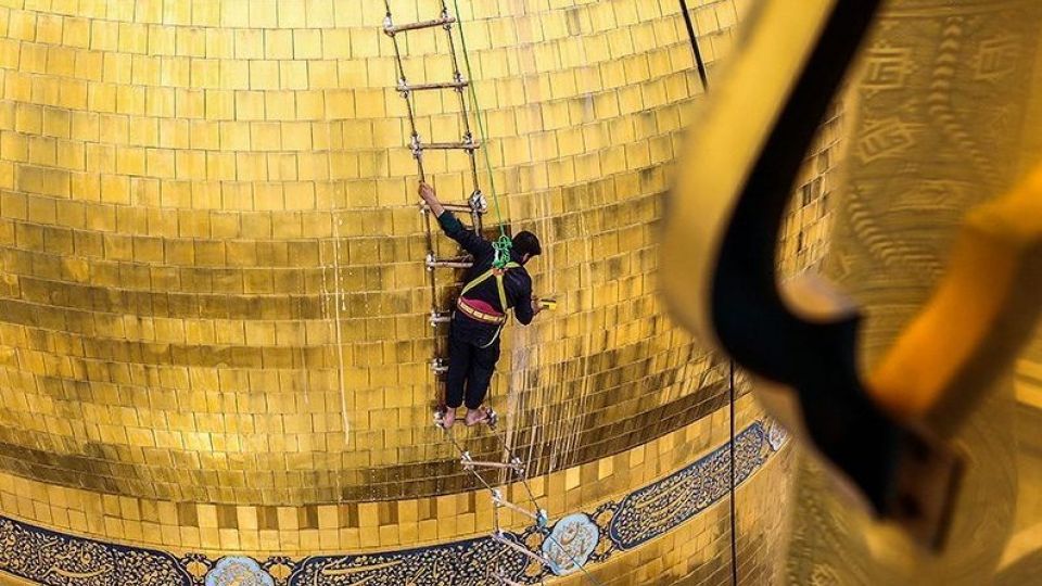  شستشوی گنبد حرم حضرت معصومه (س)