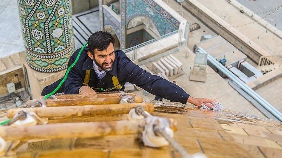  شستشوی گنبد حرم حضرت معصومه (س)