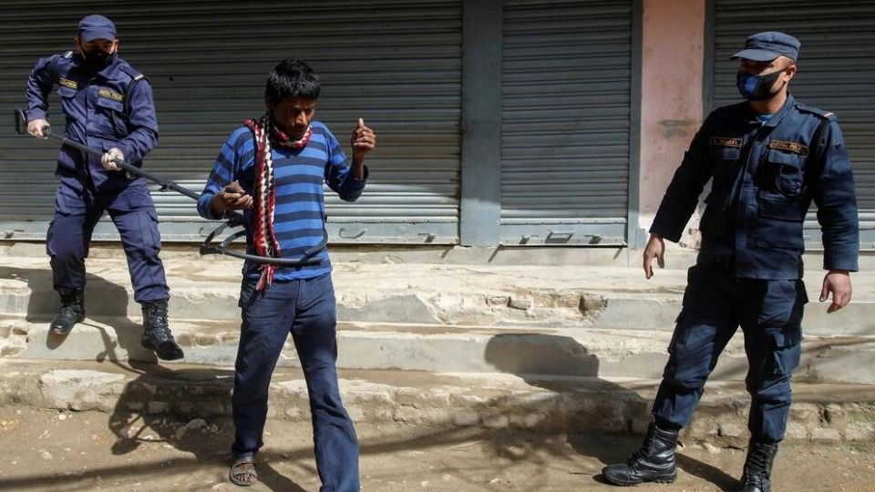 برخورد پلیس با نقض کنندگان قرنطینه در کشورهای مختلف