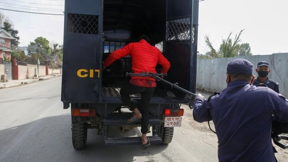 برخورد پلیس با نقض کنندگان قرنطینه در کشورهای مختلف