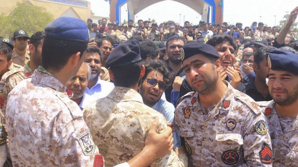 تشییع پیکر مطهر شهدای نیروی دریایی ارتش در بندر کنارک