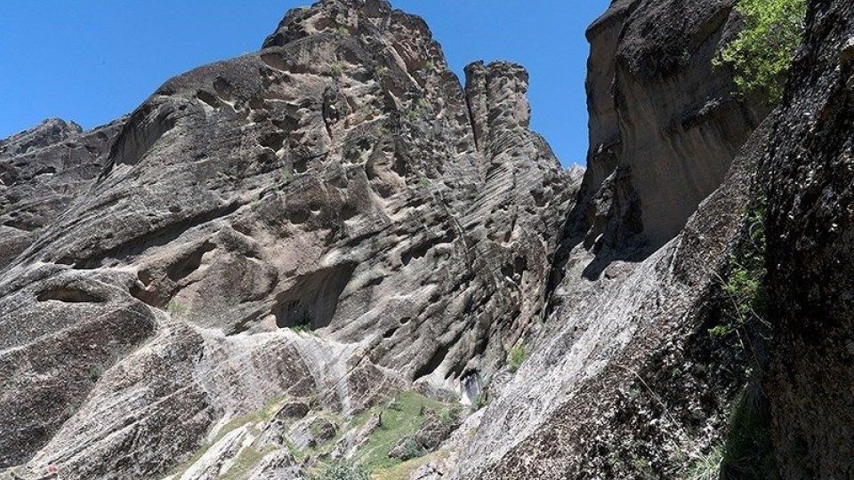 مهراب کوه؛ یکی از زیبایی‌های طبیعت لرستان