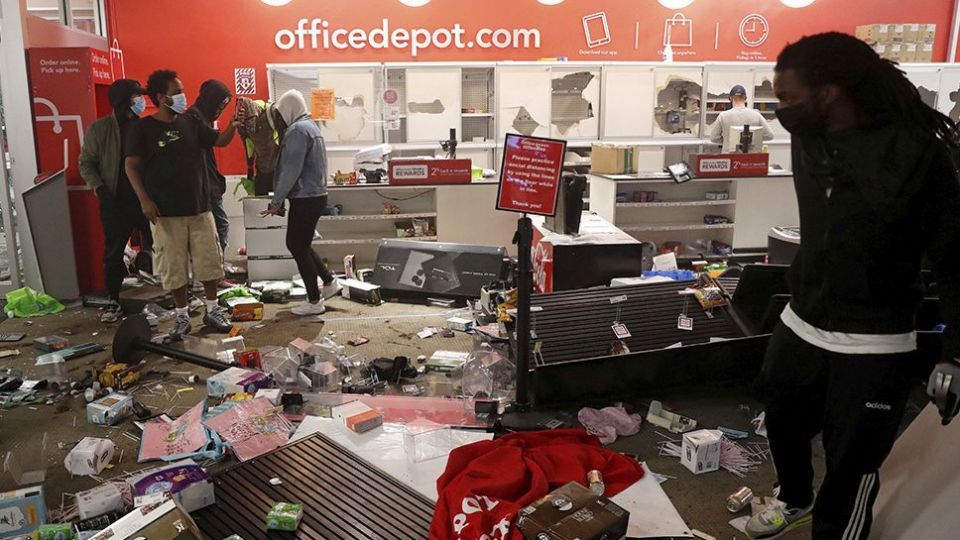 حمله معترضان به دفتر CNN در آتلانتا