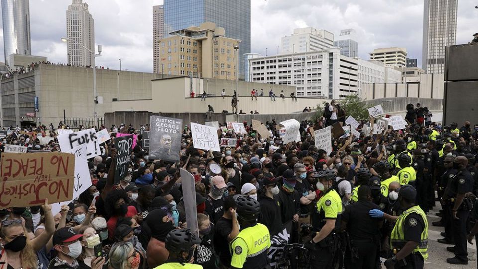 حمله معترضان به دفتر CNN در آتلانتا