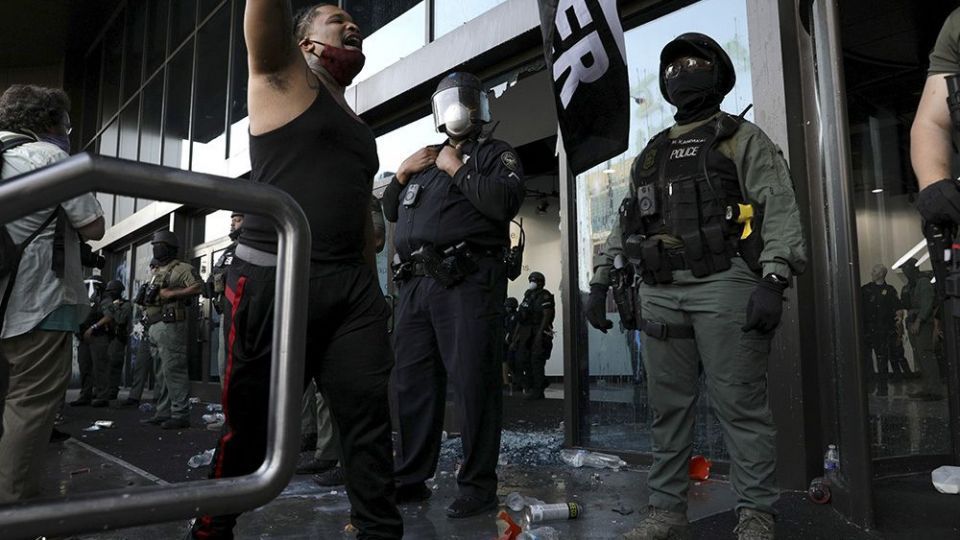 حمله معترضان به دفتر CNN در آتلانتا