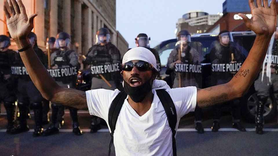 حمله معترضان به دفتر CNN در آتلانتا