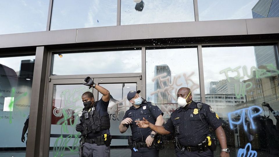 حمله معترضان به دفتر CNN در آتلانتا