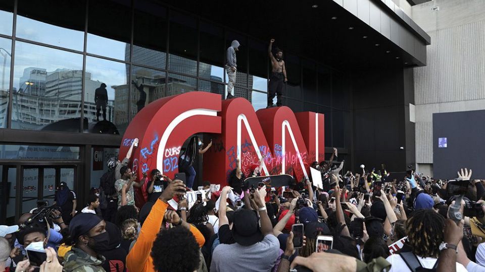 حمله معترضان به دفتر CNN در آتلانتا