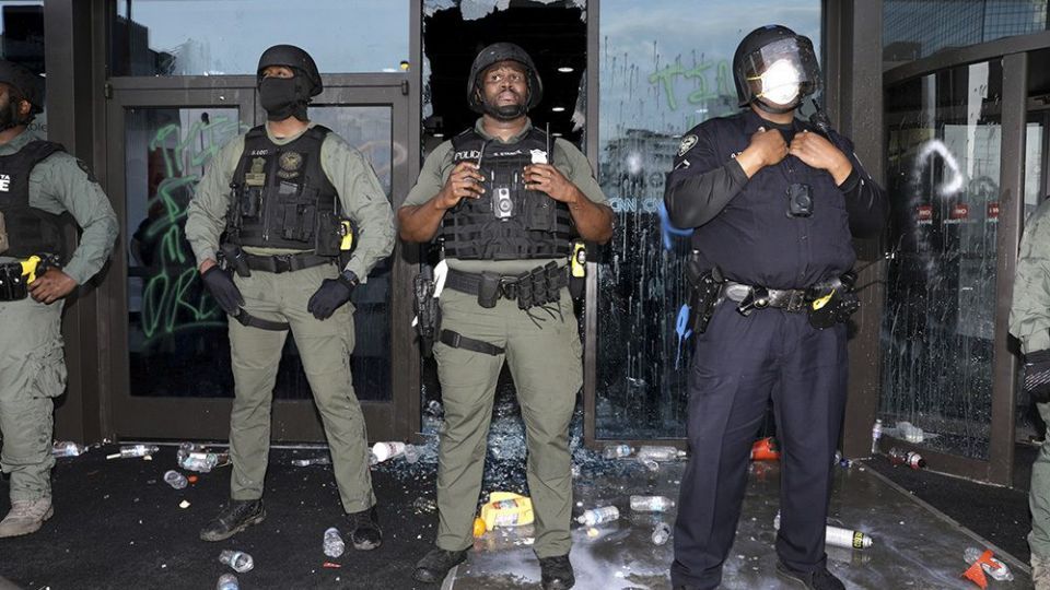 حمله معترضان به دفتر CNN در آتلانتا