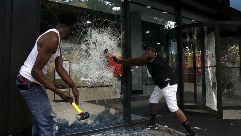 حمله معترضان به دفتر CNN در آتلانتا