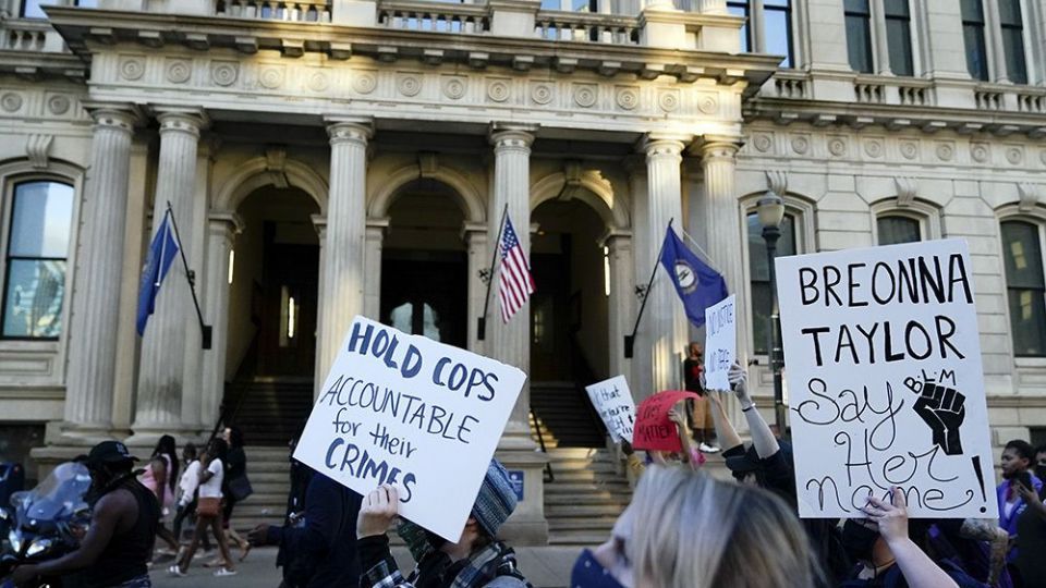 حمله معترضان به دفتر CNN در آتلانتا