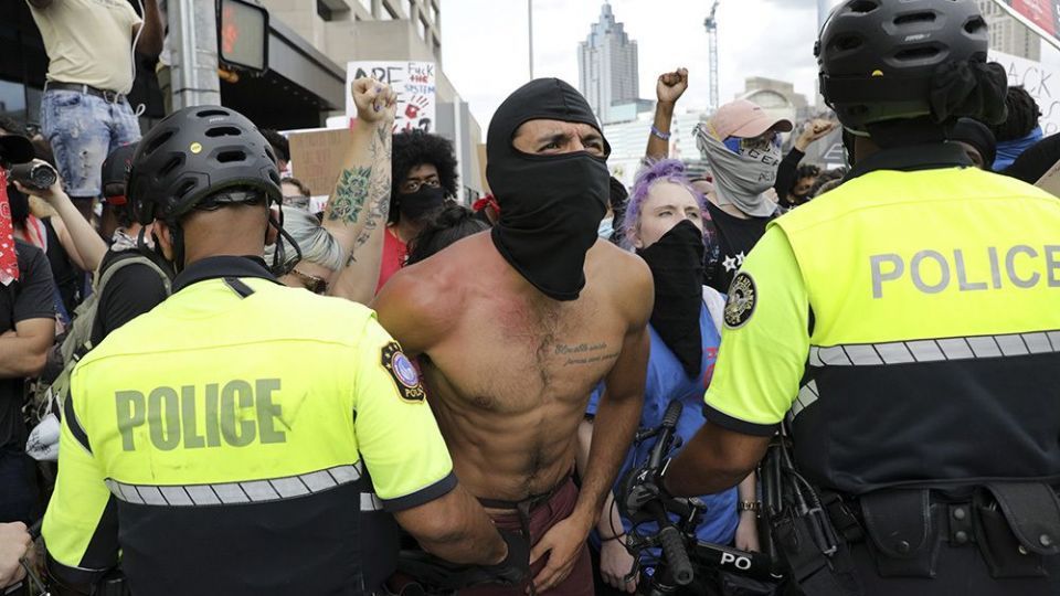 حمله معترضان به دفتر CNN در آتلانتا